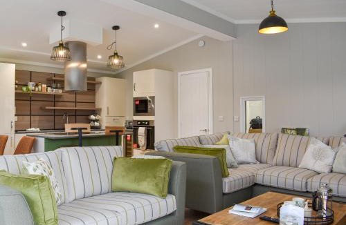 Woodfalls House | Lakeview Lodge