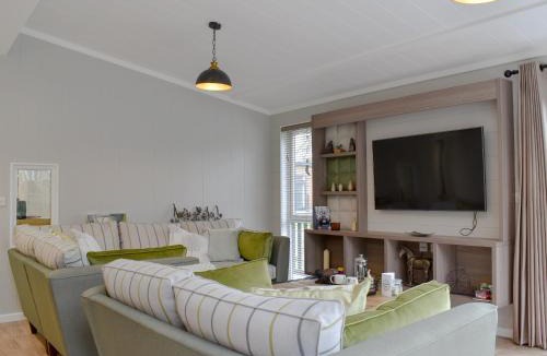 Woodfalls House | Lakeview Lodge