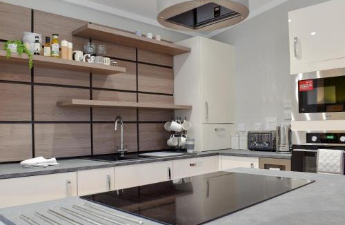 Woodfalls House | Lakeview Lodge