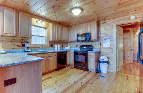 Talking Rock Cabin | Lakeview lodge with two decks, pool table, & shared swimming pools