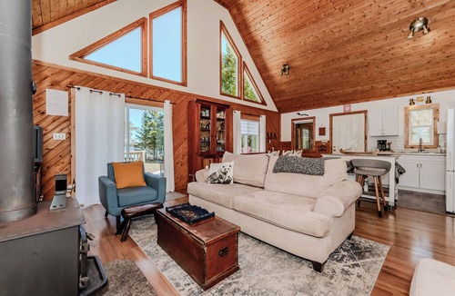 Tobermory Cottage | Lakeview Loft: A-Frame Escape Tobermory With AC