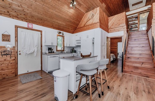 Tobermory Cottage | Lakeview Loft: A-Frame Escape Tobermory With AC