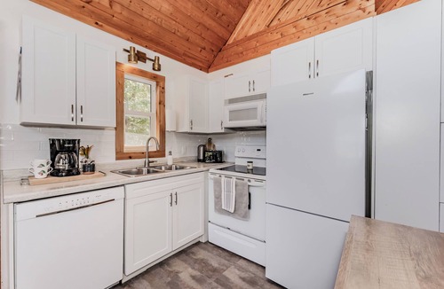 Tobermory Cottage | Lakeview Loft: A-Frame Escape Tobermory With AC