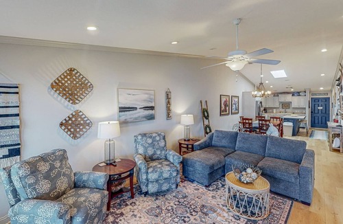 Lake Hamilton Apartment | Lakeview Luxury: Jetted Tub, Dock, Fireplace