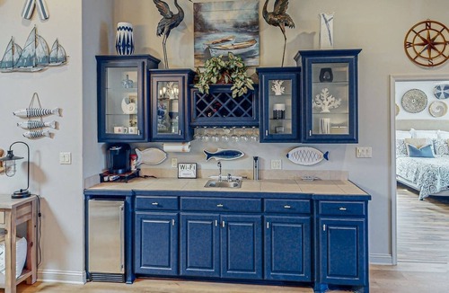 Lake Hamilton Apartment | Lakeview Luxury: Jetted Tub, Dock, Fireplace