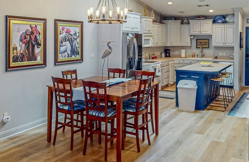 Lake Hamilton Apartment | Lakeview Luxury: Jetted Tub, Dock, Fireplace