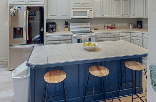 Lake Hamilton Apartment | Lakeview Luxury: Jetted Tub, Dock, Fireplace