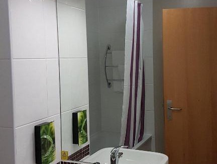 Glemsford Hotel | Lakeview Manor Retreat