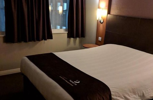 Glemsford Hotel | Lakeview Manor Retreat