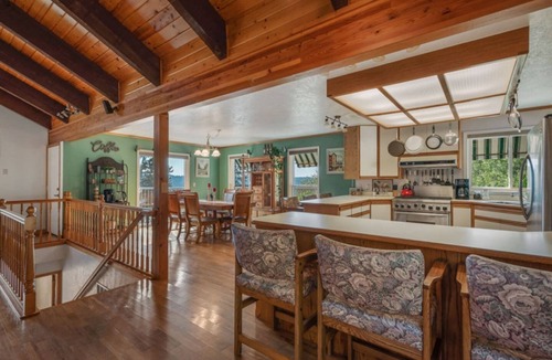 Bayview House | Lakeview Mel's Place