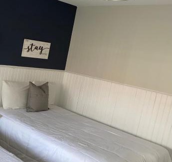 Sauble Beach Hotel | Lakeview Motel and Cottages