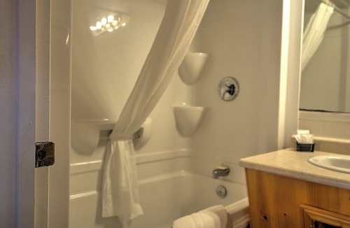 Haliburton Hotel | Lakeview Motel