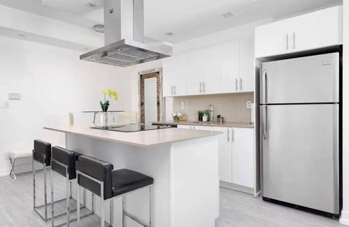 Mimico Condo | LakeView Oasis