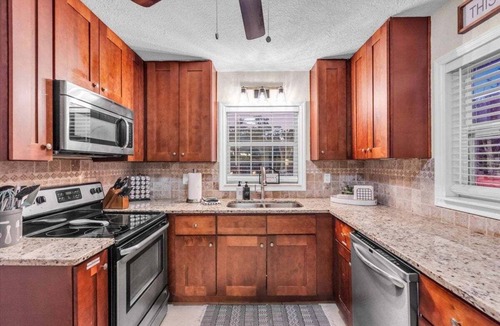 Pinecraft House | Lakeview Oasis | Lake Front w/Outdoor Dining!