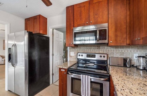 Pinecraft House | Lakeview Oasis | Lake Front w/Outdoor Dining!