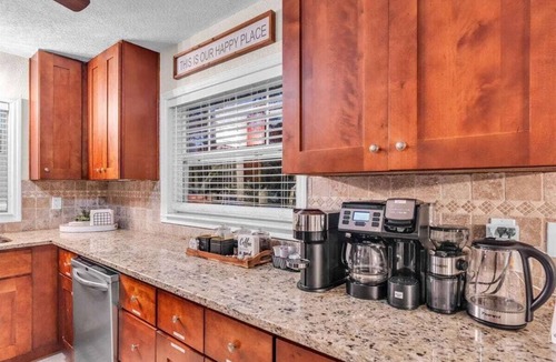 Pinecraft House | Lakeview Oasis | Lake Front w/Outdoor Dining!