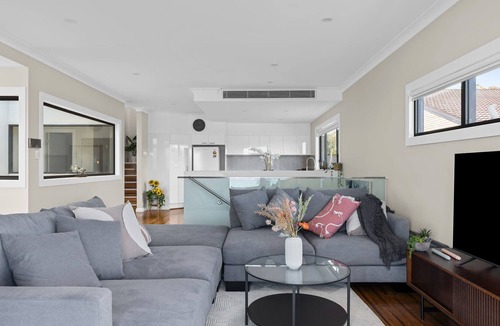 Speers Point House | Lakeview Oasis on The Esplanade