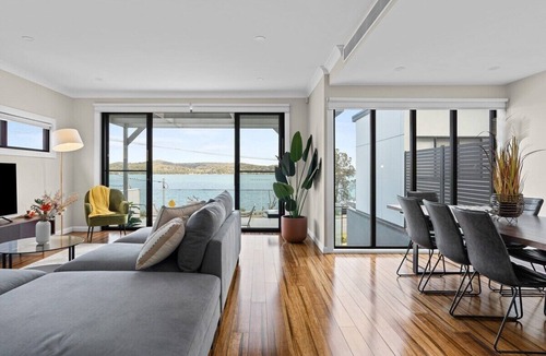 Speers Point House | Lakeview Oasis on The Esplanade