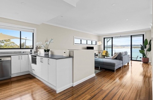 Speers Point House | Lakeview Oasis on The Esplanade