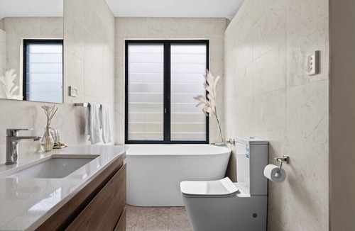 Speers Point House | Lakeview Oasis on The Esplanade