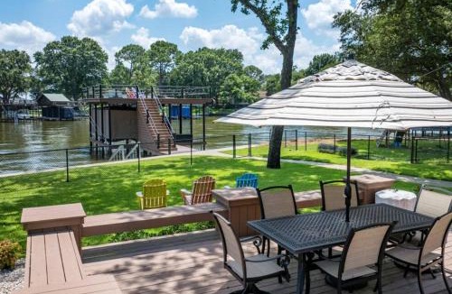 Leisure Land House | Lakeview Oasis with Patio, Dock & Black-stone Griddle