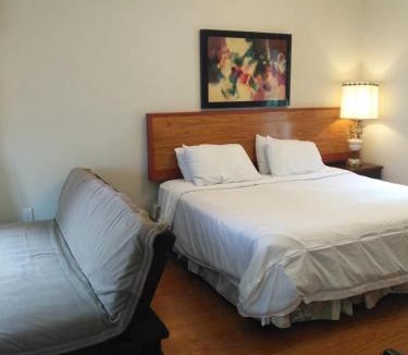 Adjala-Tosorontio Apartment | Lakeview private suite with kitchen-Twin or king
