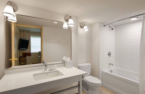 Winnipeg Hotel | Lakeview Signature, Trademark Collection by Wyndham