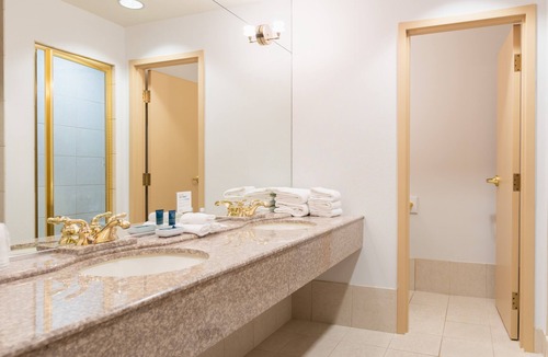 Winnipeg Hotel | Lakeview Signature, Trademark Collection by Wyndham