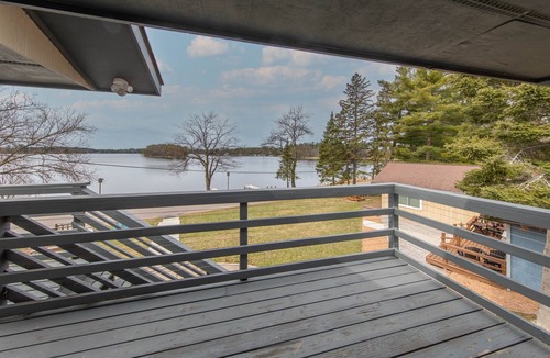 Minocqua Condo | Lakeview Stay - Walk to Town & Dock Access