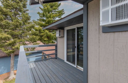 Minocqua Condo | Lakeview Stay - Walk to Town & Dock Access