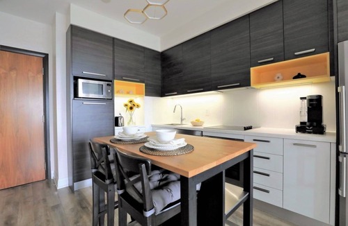 Humber Bay Shores Condo | Lakeview Sunny, close to downtown and airport