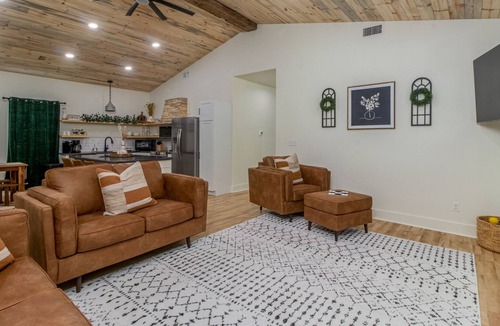 Durant House | Lakeview sunsets and 10 miles from Choctaw Casino!