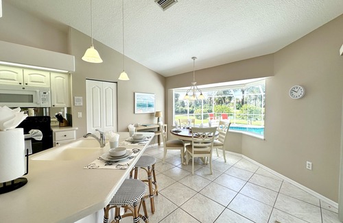 Broadmoor House | Lakeview Villa – Heated Pool, South-Facing Lakefront, Winter Sun & Golf!