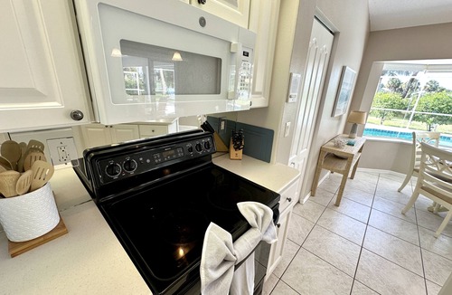 Broadmoor House | Lakeview Villa – Heated Pool, South-Facing Lakefront, Winter Sun & Golf!
