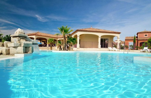 Homps House | Lakeview Villa with Garden