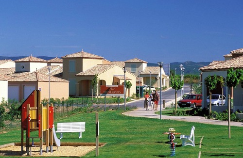 Homps House | Lakeview Villa with Garden