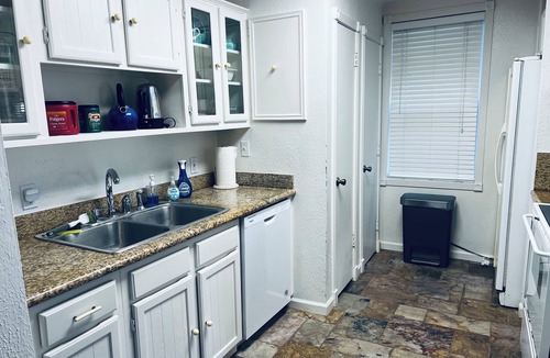 Lake Houston House | Lakeview, WiFi, grill, boat ramp access and AC on Lake Houston for 165 a night!