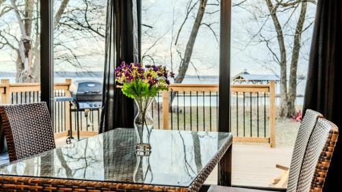 Harwood Villa | Lakeview Willow Bay Cottages in Harwood