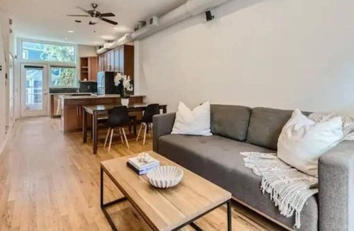Wrigleyville House | Lakeview/Wrigley Townhouse