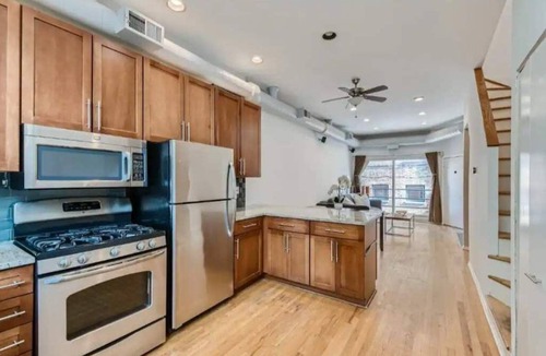 Wrigleyville House | Lakeview/Wrigley Townhouse