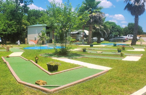 Kingsland Condo | *LakeViewCondo! Boat Slip Included! Steps2Lake*