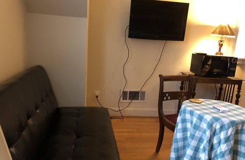 Lakewood Hills House | LAKEWOOD GUEST HOUSE (Studio Garage Apartment)