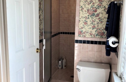 Lakewood Hills House | LAKEWOOD GUEST HOUSE (Studio Garage Apartment)