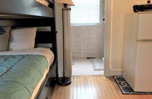 Lakewood Hills House | LAKEWOOD GUEST HOUSE (Studio Garage Apartment)