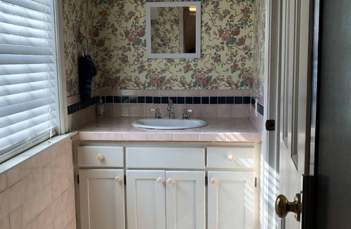 Lakewood Hills House | LAKEWOOD GUEST HOUSE (Studio Garage Apartment)
