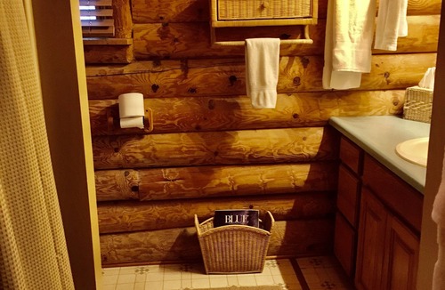 Interlochen Cabin | Lakewood Lodge on Beautiful Bass Lake 6 adults 2 children
