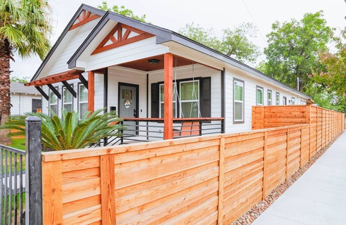 Eastside Promise Neighborhood Villa | Lamar Villa-3 bed 2.5 bath with outdoor kitchen