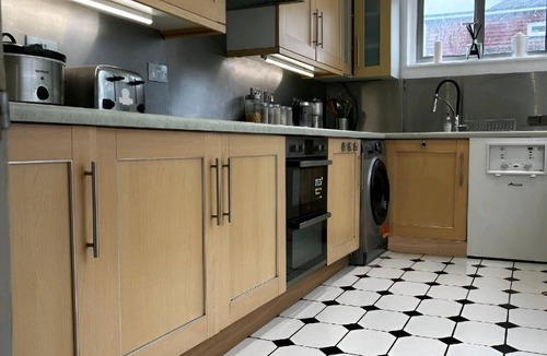 Streatham Hill House | Lambeth Chill Zone Sleeps 4 T4