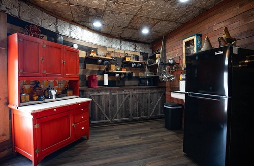 Lampasas Cabin | Lampasas' only grain silo cabin. Close to 3 State Parks and Spider Mountain