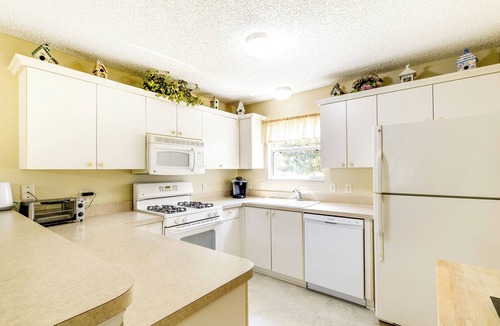 Lynnhaven House | Lanai & Golf Cart: The Villages Vacation Rental!